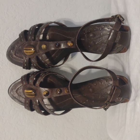 Vince Camuto Sandal with cute stitching and stone detail. Size, best guess,7-7.5 - Picture 7 of 12